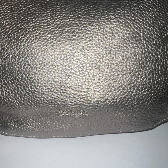 Calvin Klein Pebbled Leather Hobo Shoulder Bag metalic grey color - Picture 3 of 7